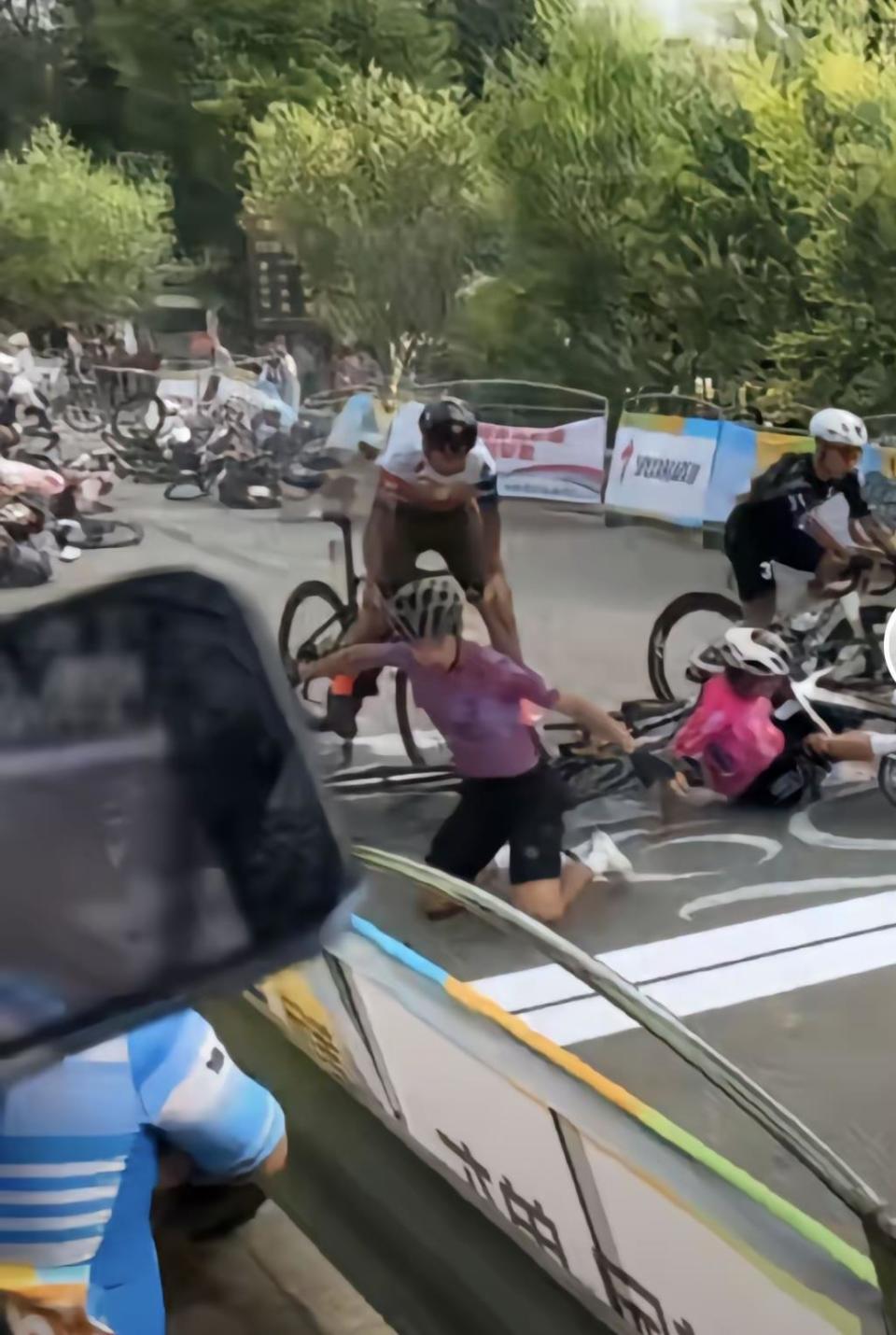 人摔倒了, 并提供后续, 膝盖破损